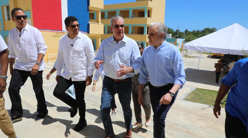 Abinader inaugura escuela en Santo Domingo Este tras 14 años de espera
