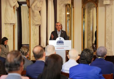 Abinader llama Espaillat el mayor referente ético de la nación; le condecora póstumamente