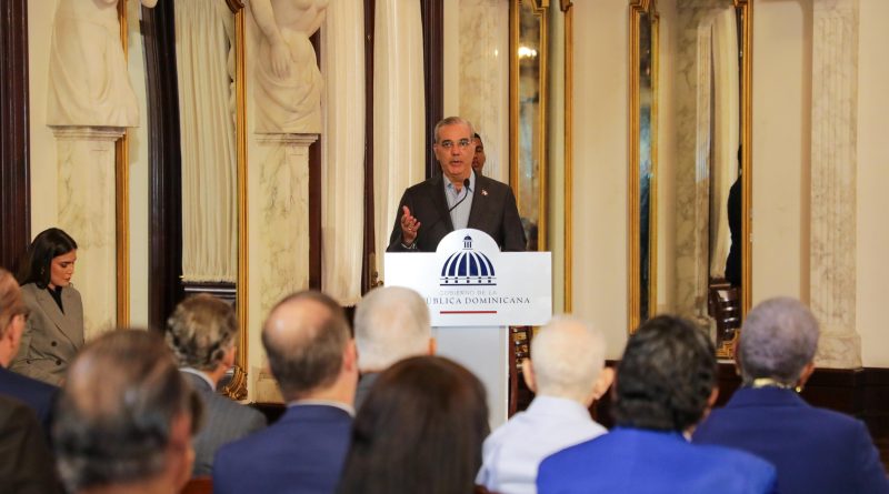 Abinader llama Espaillat el mayor referente ético de la nación; le condecora póstumamente