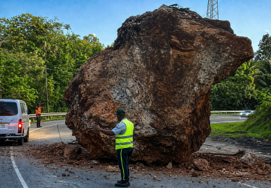 Autoridades intervienen tras caída de roca en Autopista del Nordeste