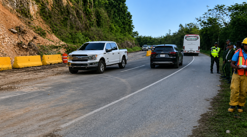 Restablecen el tránsito por la autopista Juan Pablo II tras deslizamientos