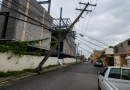 Vehículo impacta poste y provoca interrupción eléctrica en sectores de SDE