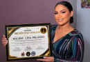Periodista dominicana Wal Polanco recibe el Micrófono Dorado en Colombia