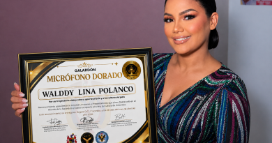 Periodista dominicana Wal Polanco recibe el Micrófono Dorado en Colombia
