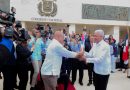 Ricardo de los Santos recibe antorcha de los Juegos Centroamericanos y del Caribe 2026