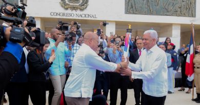 Ricardo de los Santos recibe antorcha de los Juegos Centroamericanos y del Caribe 2026