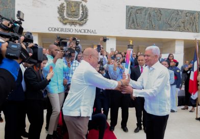 Ricardo de los Santos recibe antorcha de los Juegos Centroamericanos y del Caribe 2026