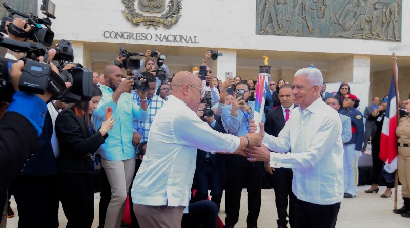 Ricardo de los Santos recibe antorcha de los Juegos Centroamericanos y del Caribe 2026