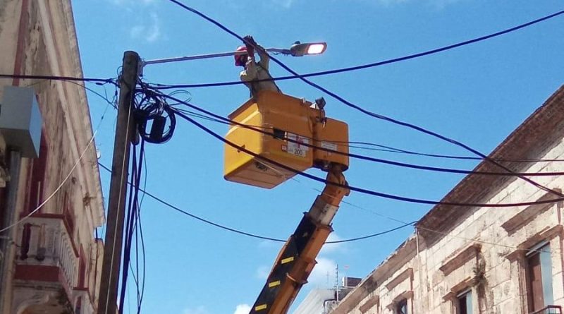 Edeeste instala 71 luminarias en calles de la Ciudad Colonial Edeeste instala 71 luminarias en calles de la Ciudad Colonial