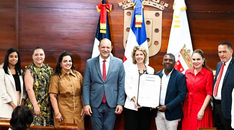 Ayuntamiento de Santiago reconoce embajadora de Francia como “Visitante Distinguida”
