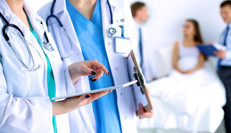 Aspirante a rector propone modernizar formación médica y automatizar examen de residencias
