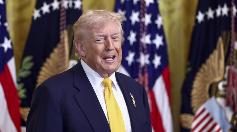 Un juez prohíbe a Trump rebautizar con su nombre el Centro Kennedy de Washington