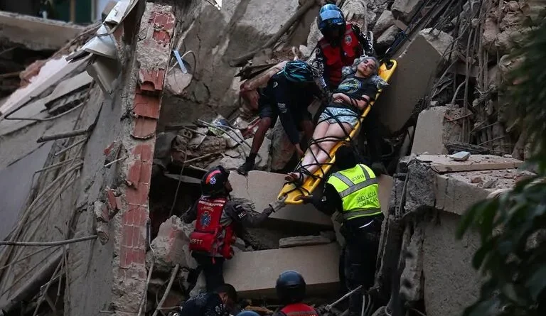 Venezuela informa del rescate de 33 personas con vida tras doble terremoto