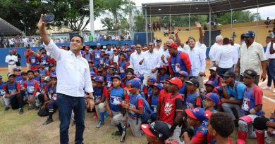 Gobierno entrega renovado el parque de béisbol de Los Botados en Yamasá