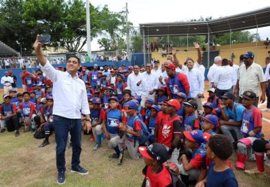 Gobierno entrega renovado el parque de béisbol de Los Botados en Yamasá