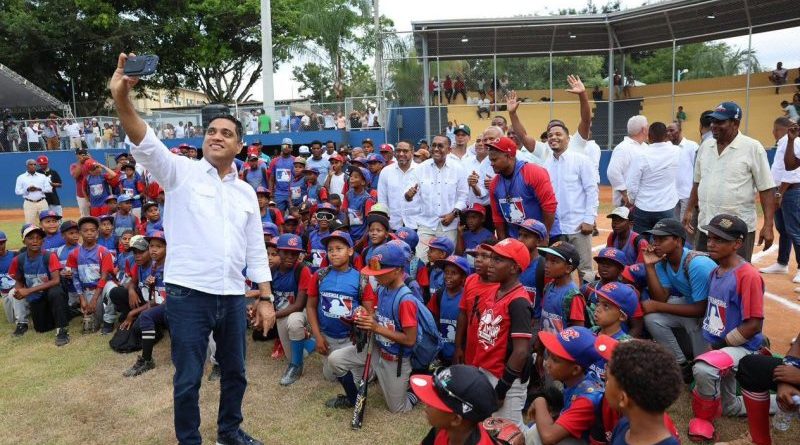 Gobierno entrega renovado el parque de béisbol de Los Botados en Yamasá
