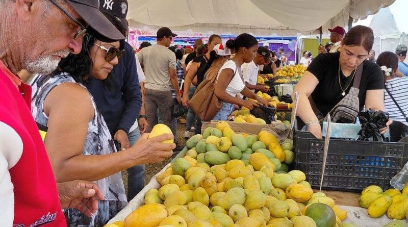 Expo Mango 2026 atrae miles de visitantes y reafirma liderazgo de Baní