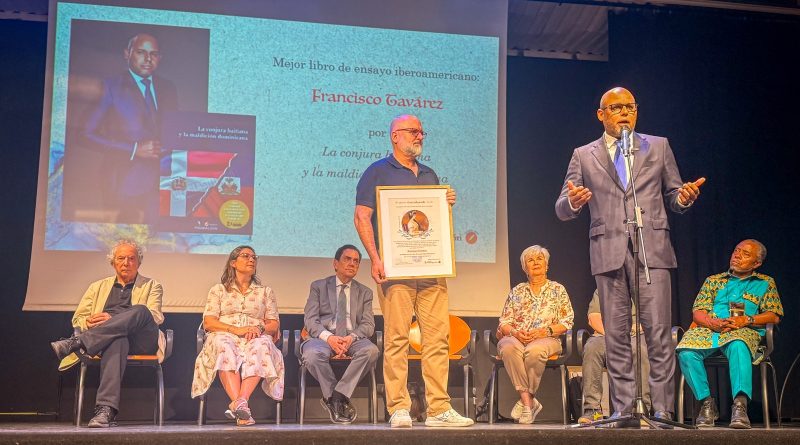 Premian a Francisco Tavárez en la Feria del Libro de Madrid