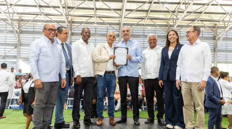 Abinader entrega miles de títulos a sectores capitalinos del proyecto Domingo Savio Abinader entrega miles de títulos a sectores capitalinos del proyecto Domingo Savio
