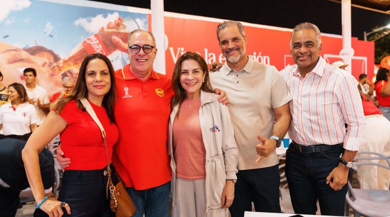Cientos disfrutan del triunfo de España sobre Uruguay en el Malecón Deportivo