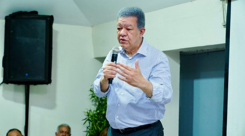 Leonel Fernández pide al Gobierno reducir los combustibles tras caída del precio del petróleo