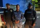 La Policía entrega a la justicia a un agente vinculado a la muerte de un joven en Guajimía