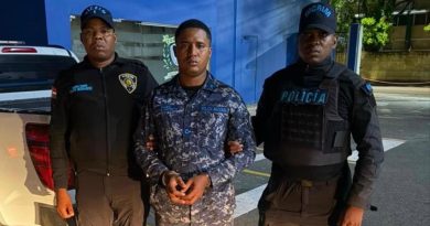La Policía entrega a la justicia a un agente vinculado a la muerte de un joven en Guajimía
