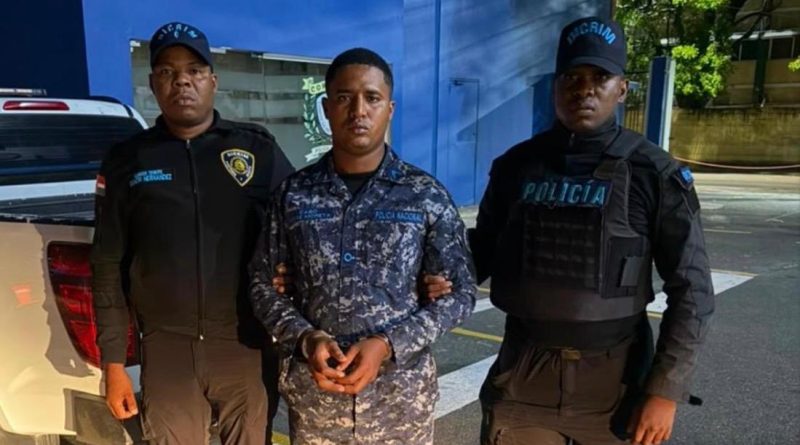 La Policía entrega a la justicia a un agente vinculado a la muerte de un joven en Guajimía