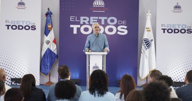 Ministro De Camps inaugura escuela y techado de liceo en Las Terrenas