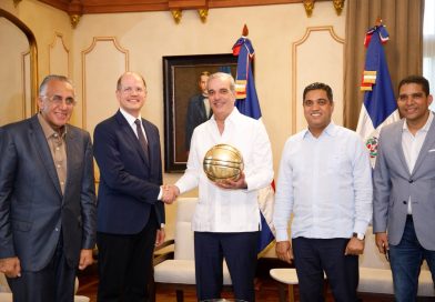 Abinader recibe a ejecutivos de la FIBA y afina preparativos para Santo Domingo 2026