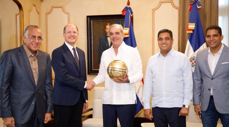 Abinader recibe a ejecutivos de la FIBA y afina preparativos para Santo Domingo 2026