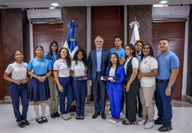 De Camps entrega bandera a estudiantes que competirán en el extranjero