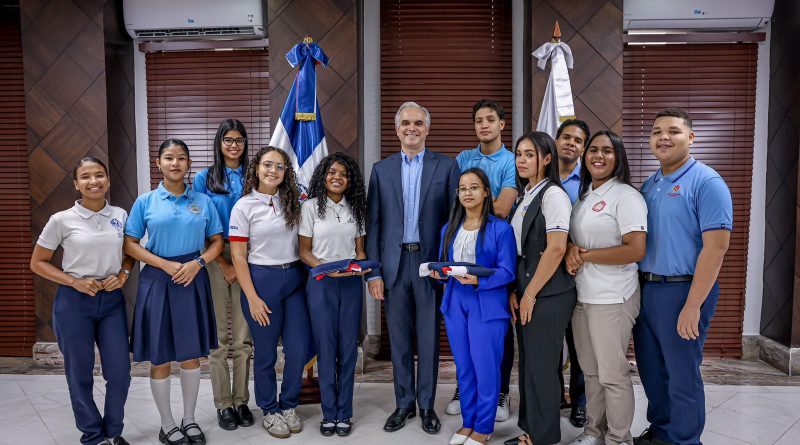 De Camps entrega bandera a estudiantes que competirán en el extranjero