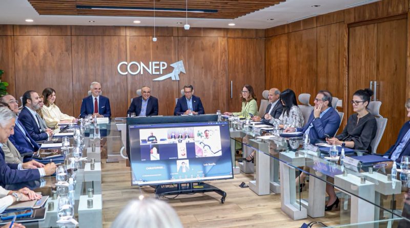 Ministro De Camps presenta al Conep estrategia para fortalecer la educación