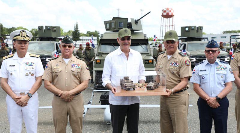 Abinader entrega drones, vehículos tácticos y equipos para fortalecer las Fuerzas Armadas Abinader entrega drones, vehículos tácticos y equipos para fortalecer las Fuerzas Armadas