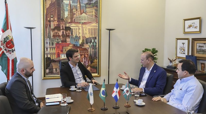 Alcaldes de Santiago y Curitiba acuerdan cooperación para impulsar una ciudad inteligente Alcaldes de Santiago y Curitiba acuerdan cooperación para impulsar una ciudad inteligente