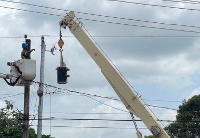 Edeeste instala transformador y nuevas redes eléctricas en sector INVI de Yamasá Edeeste instala transformador y nuevas redes eléctricas en sector INVI de Yamasá