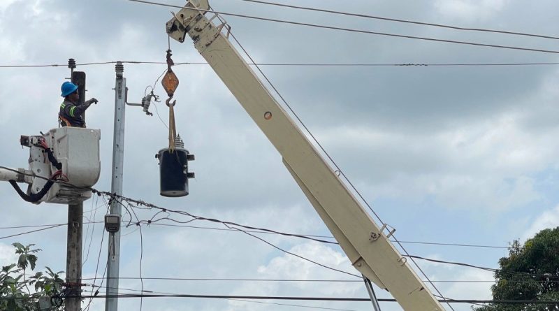 Edeeste instala transformador y nuevas redes eléctricas en sector INVI de Yamasá Edeeste instala transformador y nuevas redes eléctricas en sector INVI de Yamasá