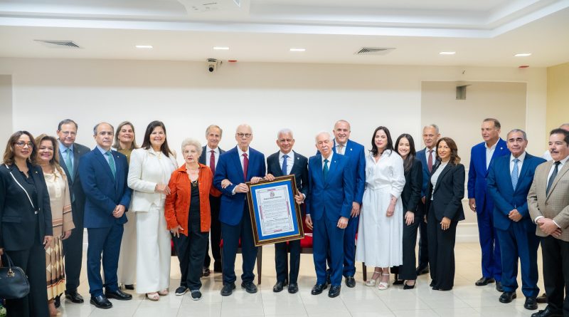 Senado reconoce a Jaime Francisco Sued por su aporte a la industria farmacéutica Senado reconoce a Jaime Francisco Sued por su aporte a la industria farmacéutica