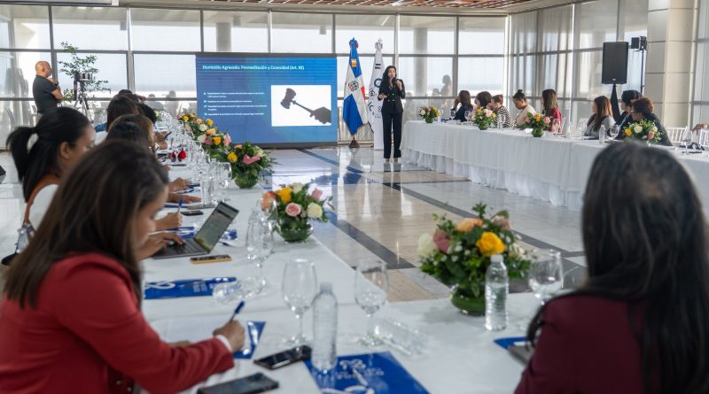 Yeni Berenice imparte taller a periodistas sobre el nuevo Código Penal y su aplicación