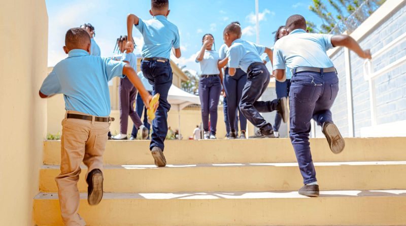 Minerd llama a padres a verificar datos para recibir el Bono a Mil por la Educación