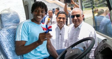 Gobierno entrega un autobús a la fundación de Marileidy Paulino