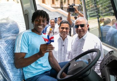 Gobierno entrega un autobús a la fundación de Marileidy Paulino Gobierno entrega un autobús a la fundación de Marileidy Paulino