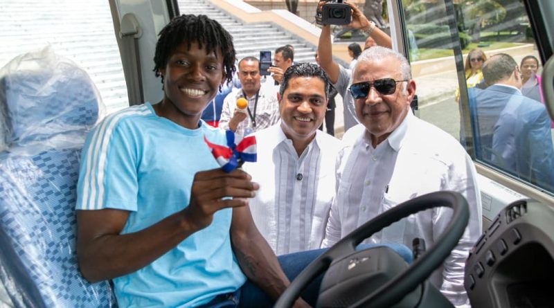 Gobierno entrega un autobús a la fundación de Marileidy Paulino Gobierno entrega un autobús a la fundación de Marileidy Paulino