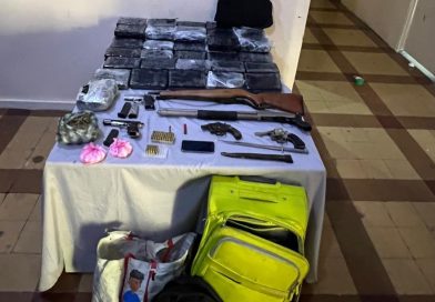 Autoridades ocupan seis armas y presuntas drogas durante allanamientos en Azua