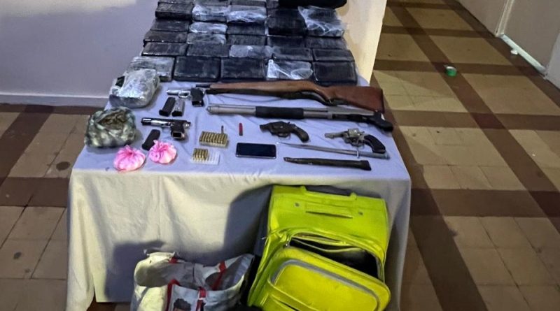 Autoridades ocupan seis armas y presuntas drogas durante allanamientos en Azua