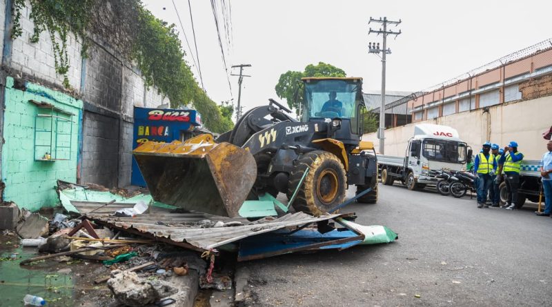 Alcaldía del DN elimina ocupaciones ilegales en la acera de avenida Los Mártires con Máximo Gómez Alcaldía del DN elimina ocupaciones ilegales en la acera de avenida Los Mártires con Máximo Gómez