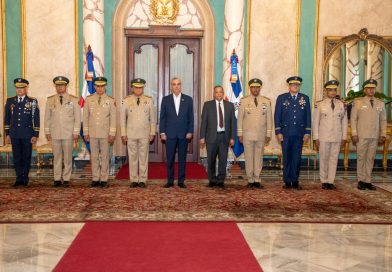 Abinader juramenta nuevos comandantes militares y director de la Policía Nacional Abinader juramenta nuevos comandantes militares y director de la Policía Nacional