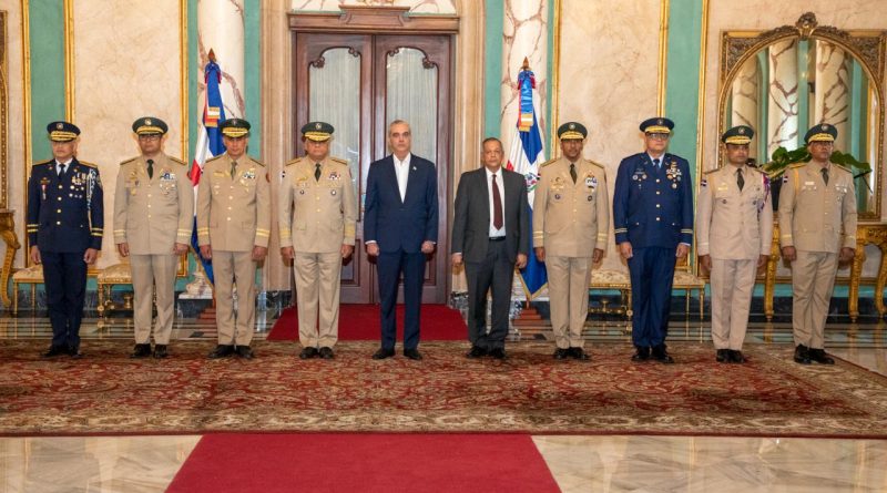 Abinader juramenta nuevos comandantes militares y director de la Policía Nacional Abinader juramenta nuevos comandantes militares y director de la Policía Nacional