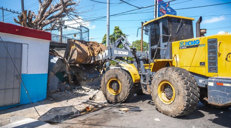 Alcaldía del Distrito Nacional demuele siete estructuras y recupera espacios públicos en Cristo Rey